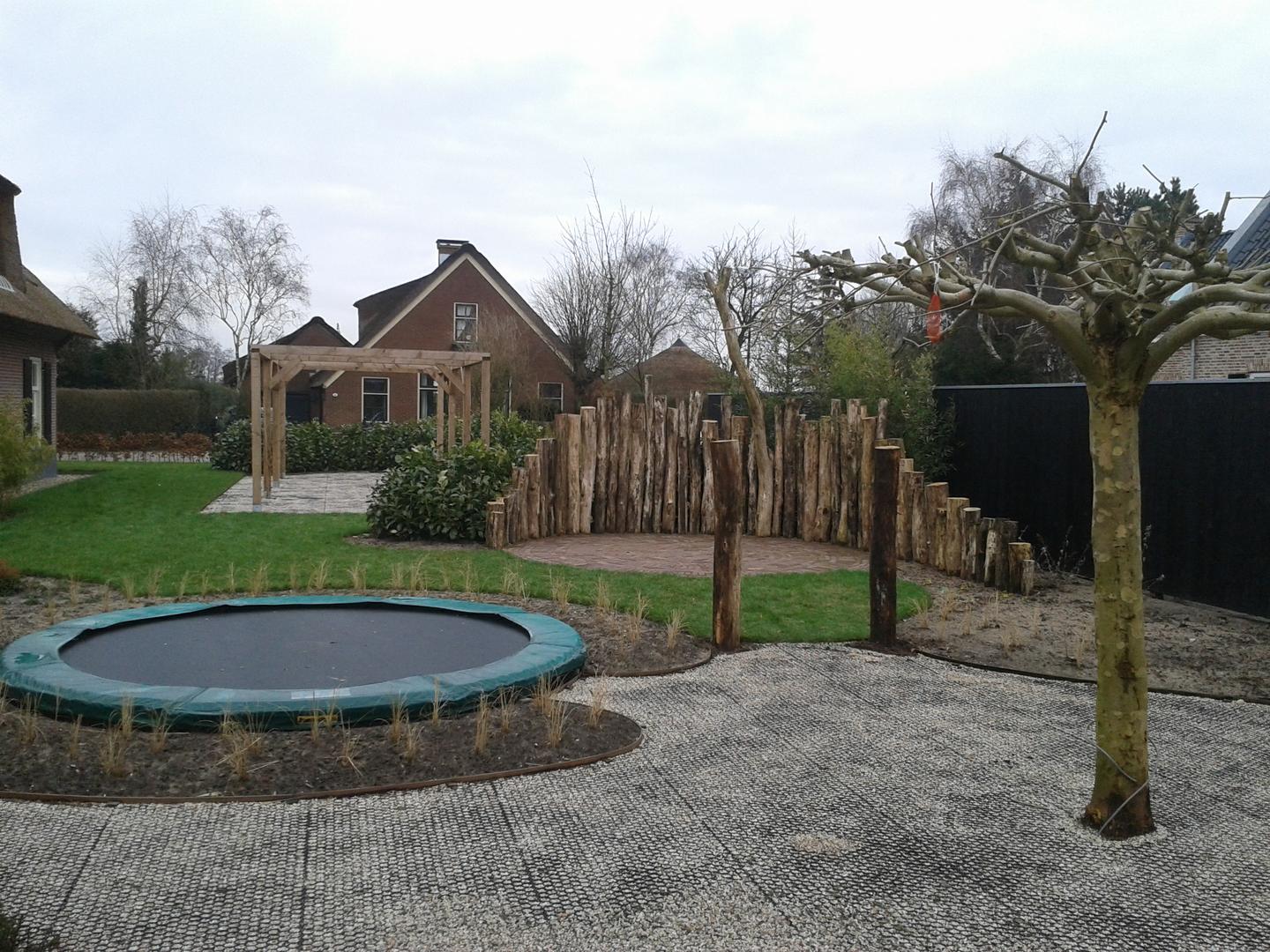 Speelse tuin met palenwand